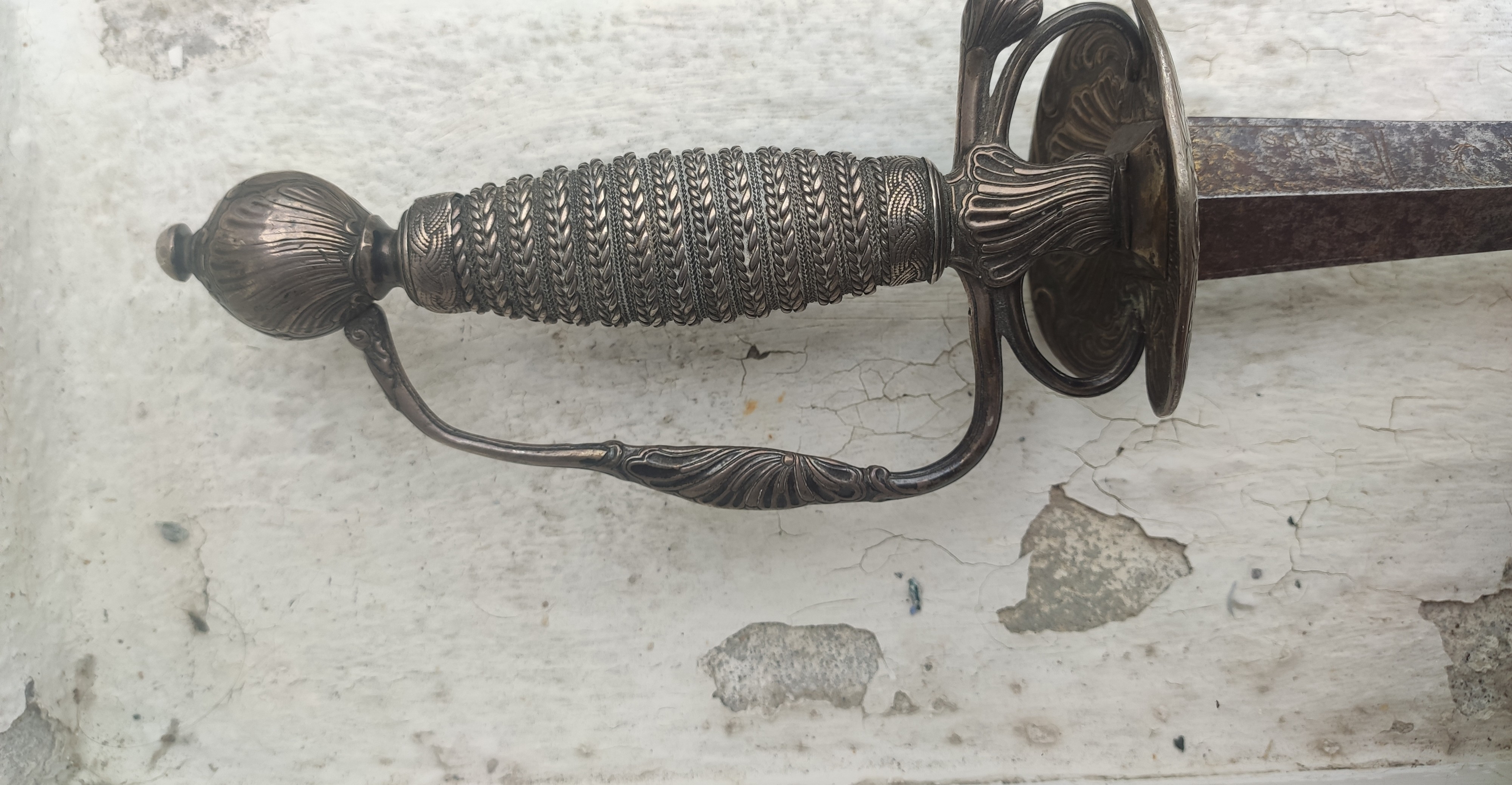 Pommeau ciselé de l'épée d'apparat de Louis XV